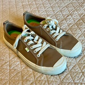 Like New Cariuma Canvas Athletic Shoes